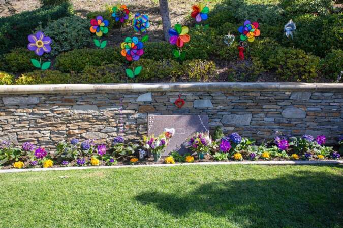 De nombreuses fleurs ont été déposées par les proches de Kobe Bryant et de sa fille Gianna 