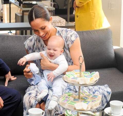 Meghan Markle retrouve son chignon bas lors d'une rencontre avec l'archevêque Desmond Tutu et sa femme ou elle présente son fils, Archie en Afrique du Sud le 25 septembre 2019