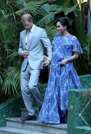 Meghan Markle accompagnée de son mari, le prince Harry, porte un chignon bas et une jolie robe longue alors qu'elle est enceinte lors d'une audience privée à Rabat le 25 février 2019