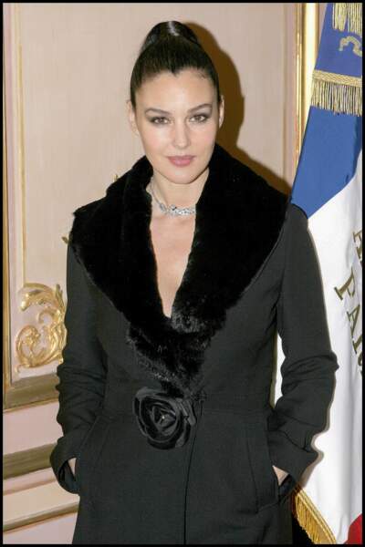 Monica Bellucci, magnifique avec les cheveux plaqués à l'occasion de l'illumination des Champs Élysées à la mairie du 8e arrondissement de Paris en 2004