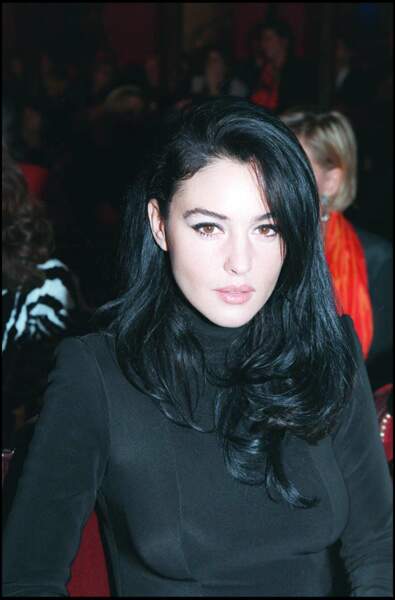 Monica Bellucci, les cheveux "brun intenses", en femme fatale lors de la vente aux enchères de bijoux au profit de la croix rouge à Paris en 1995