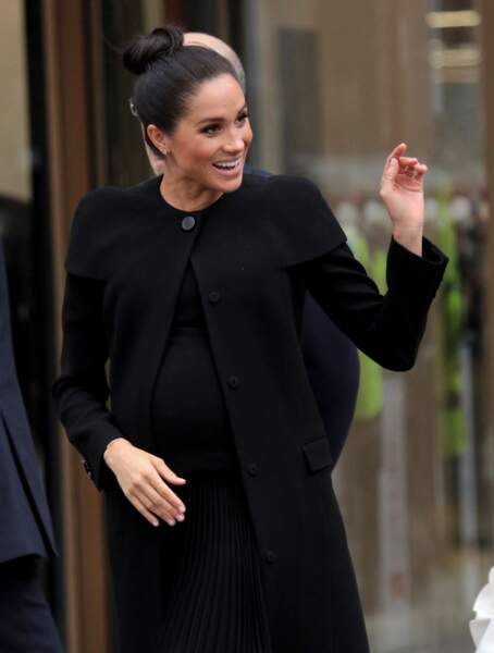 Meghan Markle porte un chignon bun,  alors qu'elle est enceinte d'Archie, à la sortie de l'université de Londres le 31 janvier 2019