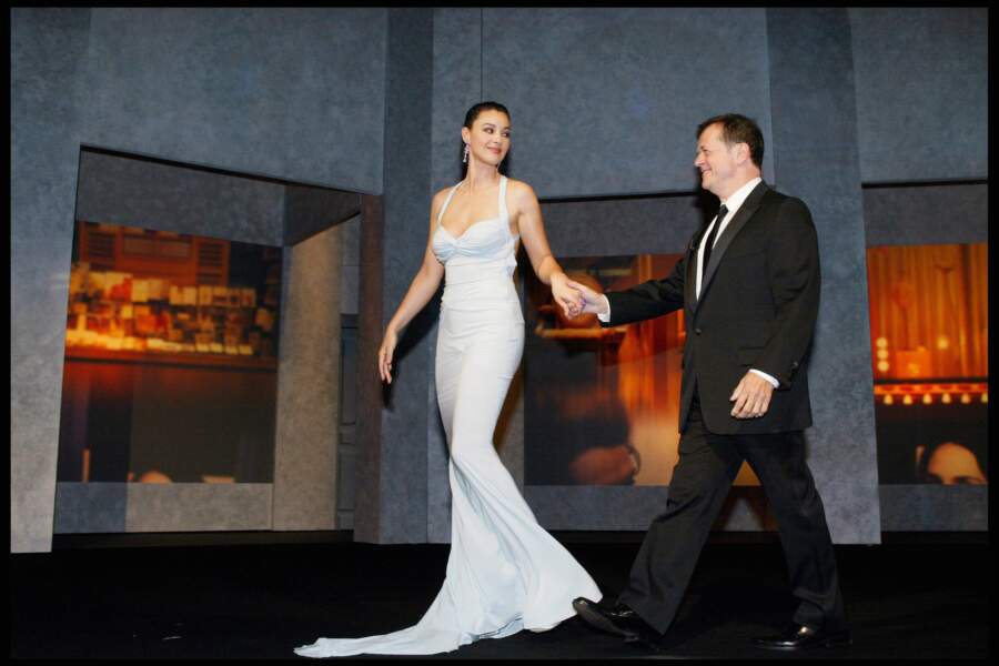 Monica Bellucci au côté de Patrice Chereau est magnifique dans cette robe de la maison Dior portée à l'occasion de la 56e cérémonie du Festival de Cannes en 2003