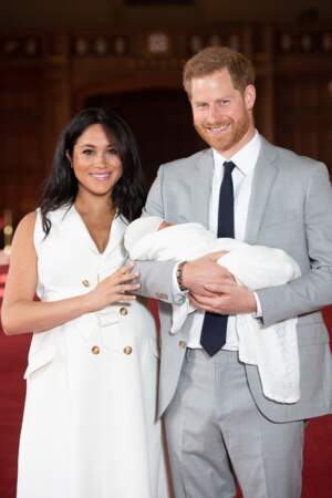 Meghan Markle est maman , elle accouche le 6 mai 2020 du petit Archie. Radieuse, les cheveux bruns et lissés peu après son accouchement. Le couple présente le nouveau-né,  dans le hall St George au château de Windsor le 8 mai 2019.