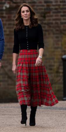 On s'inspire : la jupe tartan.Véritable tendance des dernières années, le motif tartan cher à Lady Di, séduit aussi Kate Middleton. 