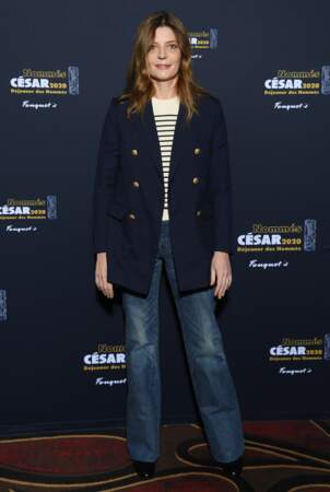Chiara Mastroianni porte une marinière à rayures bleues et blanches, avec un jean droit et un blazer à boutons dorés.