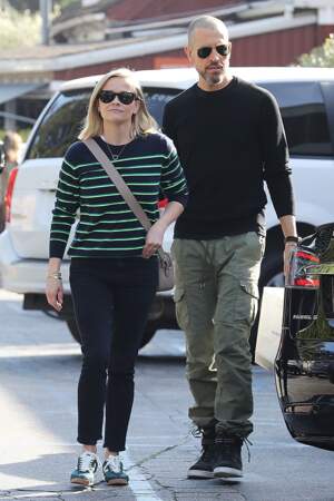 Reese Witherspoon affiche un look casual avec sa marinière à rayures bleues et vertes.