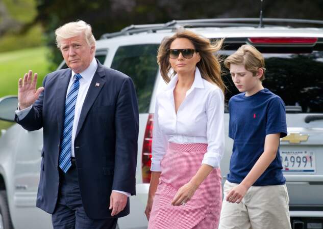 Barron Trump quittant la Maison Blanche avec ses parents le 30 juin 2017