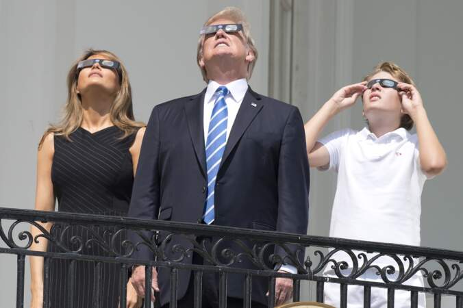 Barron Trump et ses parents regardent l'éclipse solaire totale au balcon présidentiel de la Maison Blanche le 21 août 2017
