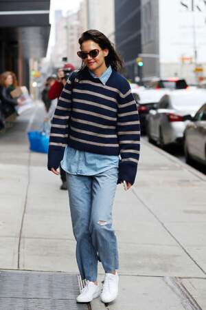 Katie Holmes enfile sa marinière à rayures bleues et grises sur un total look en jean.