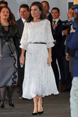 Letizia d'Espagne ravissante dans une robe à pois, Massimo Dutti, un imprimé très tendance ce printemps-été 2020.