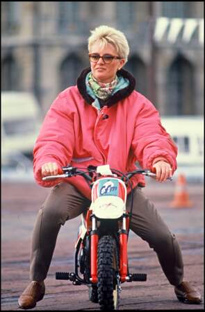 Sophie Davant très flashy sur sa mini moto en 1990.