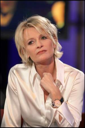 2006 : Sophie Davant, sobre et chic dans sa chemise en satin pour la 20ème édition du Téléthon sur France 2. Sa coupe de cheveux et sa couleur adoucissent ses traits.