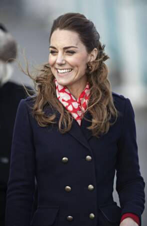 On s'inspire : le foulard. Kate Middleton porte souvent le foulard noué autour du coup, un détail chic et moderne. 