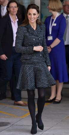 On s'inspire : l'ensemble tweed.Kate Middleton est une grande adepte du tweed, ça tombe bien c'est la grande tendance de cette année 2020 ! 