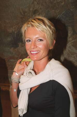 Année 2000 : Sophie Davant très bronzée avec les cheveux courts en conférence de presse à Paris