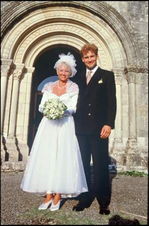 1991 : Alors qu'elle approche la trentaine, Sophie Davant épouse le journaliste Pierre Sled avec qui elle aura deux enfants.