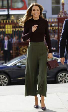 On s'inspire : le pantalon jupe culotte. Kate Middleton adore cette  pièce qui reste sur le devant de la scène depuis quelques saisons déjà. Le pantalon jupe culotte est pratique, confortable et chic ! 
