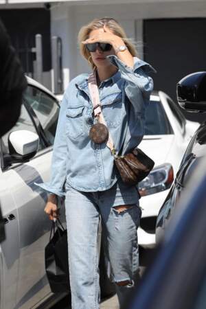 Hailey Baldwin Bieber porte le sac multipochettes accessoires de Louis Vuitton