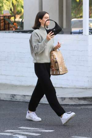 Michelle Rodriguez porte le mini sac Re-Edition de Prada 