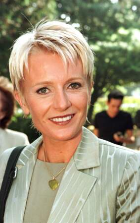 1998 : Sophie Davant reste fidèle aux cheveux courts mais varie les styles. Elle a désormais les cheveux blonds effilés et très éclaircis à l'occasion d'une conférence de presse pour France Télévision à Paris.