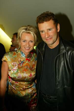 Octobre 2003 : Sophie Davant dans une tenue à l'esprit chinois, le teint bonne mine et encore un nouveau blond, ici avec son ex-mari Pierre Sled lors de la première '''Demoiselles de Rochefort'' à Paris.