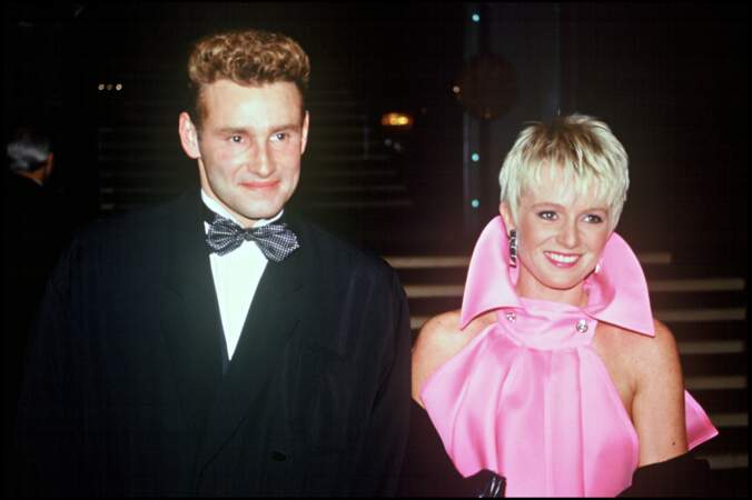 1993 : Sophie Davant, en rose bonbon et les cheveux blonds platine. Cette année-là, avec Pierre Sled, ils ont leur premier enfant, Nicolas, né le 24 juillet 1993.