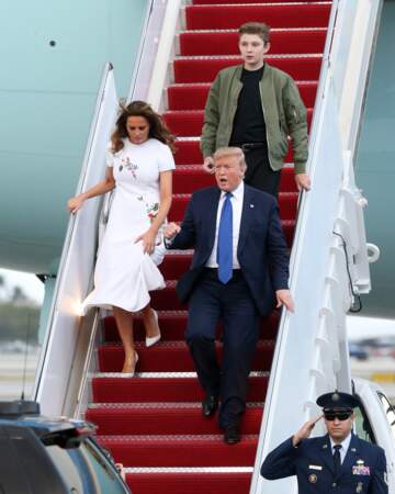 Barron Trump, sa mère et son père débarquant d'Air Force One sur le tarmac de l'aéroport de Palm Beach, le 17 janvier 2020