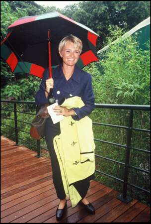 1994 : Sophie Davant, revient à un blond et une coupe de cheveux plus conventionnels. Elle est souvent présente lors d'évènements sportifs importants, comme ici, pour Roland Garros