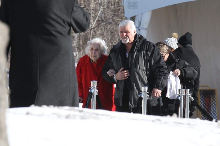Les frères et sœurs de Céline Dion arrivent au salon funéraire de Laval à Montréal pour dire adieu à Thérèse Dion.