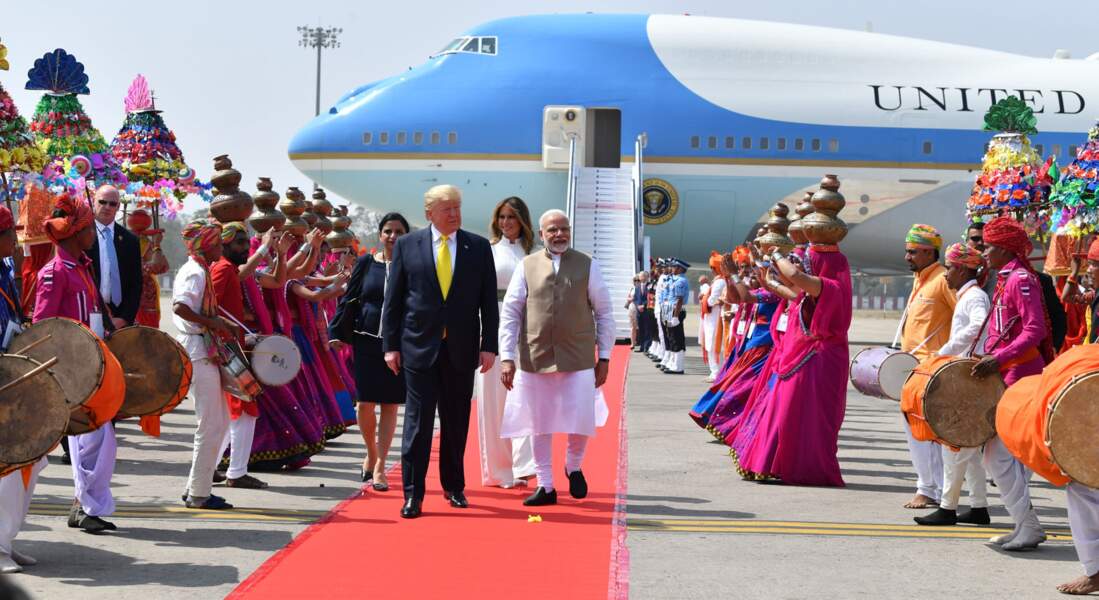 Le président Donald Trump et sa femme Melania sont accueillis par le premier ministre Narendra Modi à Ahmedabad, Inde le 24 février 2020.