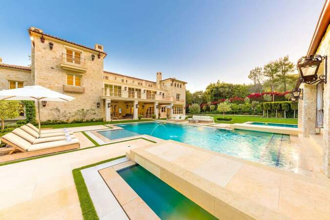 Selon les estimations, le Petra Manor et son immense piscine extérieure coûteraient au moins 10 millions de dollars