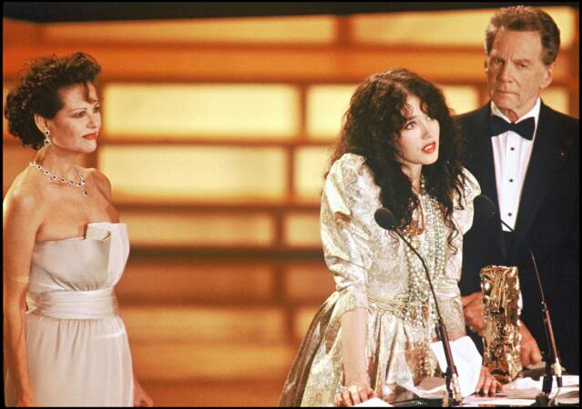 Isabelle Adjani reçoit son troisième César pour son rôle dans Camille Claudel en 1989. Elle porte une robe de la maison Haute couture, Yves Saint-Laurent au style baroque de couleur doré. Elle fait sensation alors qu'elle lit un extrait des Versets sataniques de Salman Rushdie. 