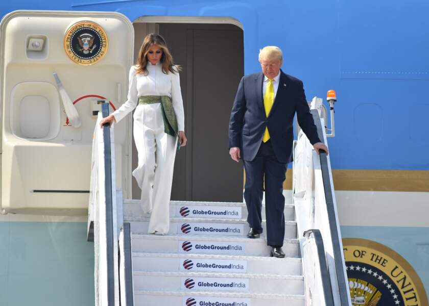 Melania Trump très élégante en blanc immaculé et ceinture verte pour son arrivée à Ahmedabad, Inde le 24 février 2020.