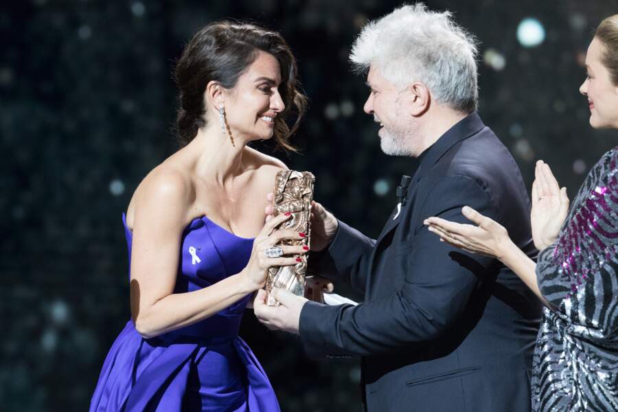 Penelope Cruz reçoit le César d'honneur pour l'ensemble de sa carrière, remis par Pedro Almodovar et Marion Cotillard lors de la 43e cérémonie des César en mars 2018. 