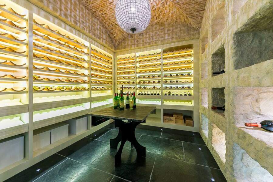 La cave à vin du Petra Manor, réalisée en brique, peut contenir des centaines de bouteilles 