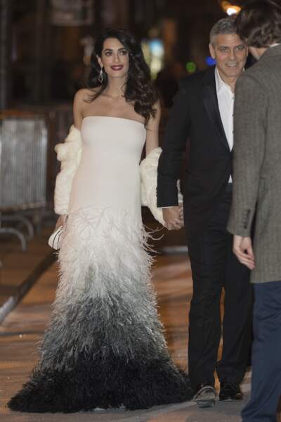 Cesar 2017: Amal Clooney est rayonnante lorsqu'elle arrive sur le tapis rouge de la cérémonie des César. Elle porte une jolie robe blanche bustier qui souligne son petit ventre rond. 