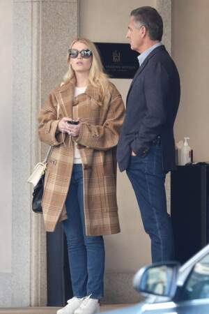 Lady Kitty Spencer, 29 ans, et son fiancé Michael Lewis, 61 ans, à la sortie de leur hôtel, à Milan, le 22 février 2020.