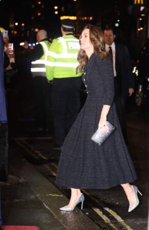 Kate Middleton portait des escarpins à paillettes Jimmy Choo