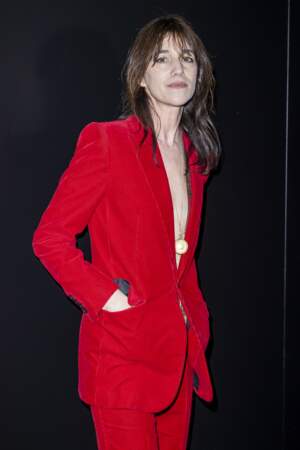 Dans son costume rouge, Charlotte Gainsbourg fait honneur à la marque du défilé de ce 25 février 