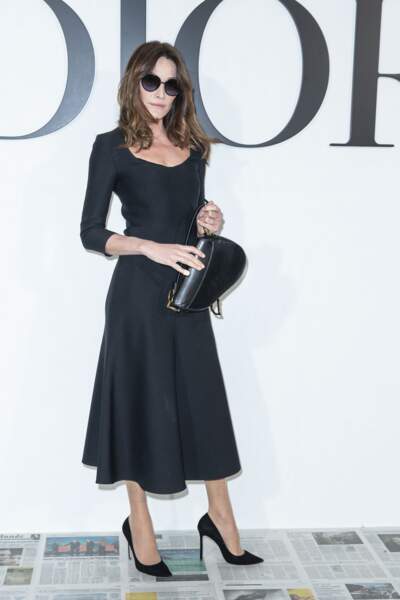 Afin d'accessoiriser sa tenue, Carla Bruni avait misé sur un sac noir Dior