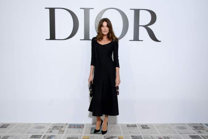 Carla Bruni très chic en petite robe noire au défilé Dior
