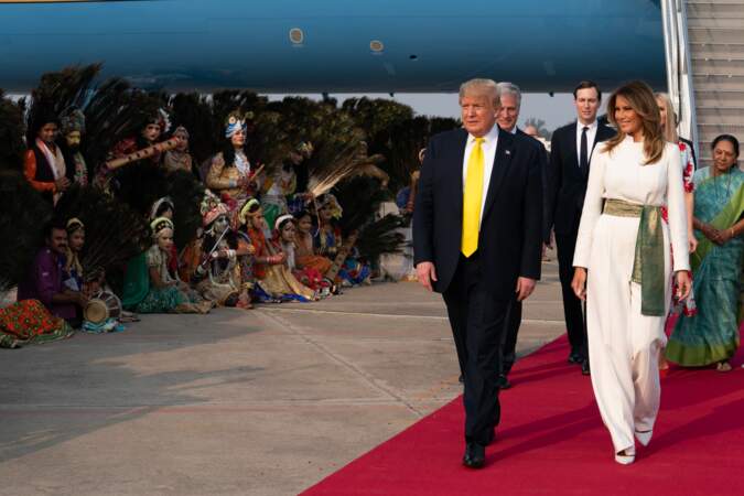 Pour son arrivée, Melania Trump portait une combinaison blanche plus traditionnelle.