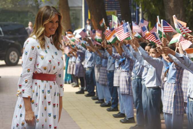 Melania Trump en robe d'été tendance ovationnée par les petits écoliers en uniforme.
