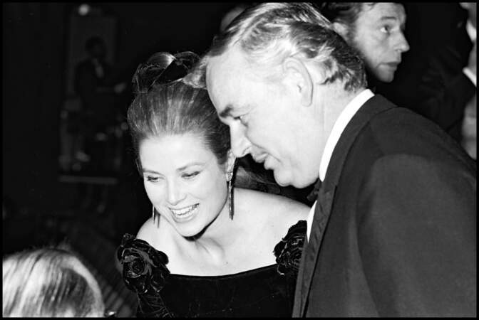 Le prince Rainier et Grace Kelly se rencontrent au Festival de Cannes en 1955. Si cette rencontre organisée par le magazine Paris Match n'a rien d'un hasard, ils tombent rapidement amoureux. Le couple annonce ses fiançailles et se marie en 1956.  L'actrice a renoncé à sa carrière pour épouser son prince. 
