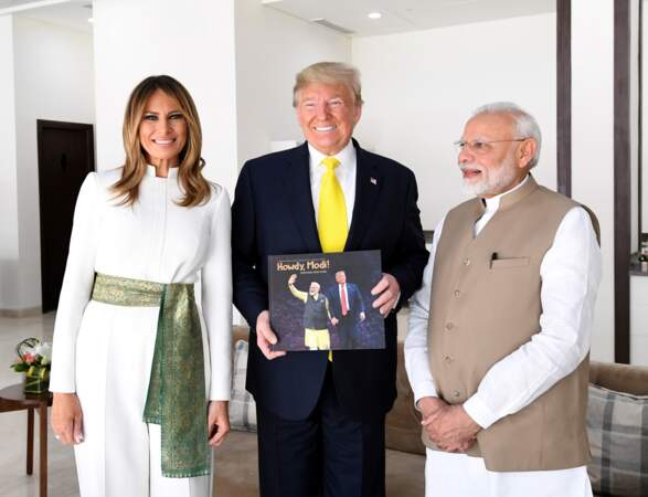 Melania Trump  portait une tenue dessinée par son styliste et créateur pour son arrivée en Inde.