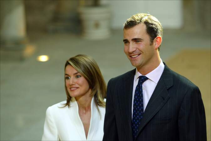 C'est lors d'un reportage dans le nord de l'Espagne, en 2002, que Letizia Ortiz a attiré l'attention du prince Felipe, épousé deux ans plus tard, en 2004. Le couple règne sur l'Espagne depuis l'abdication de Juan Carlos, en 2014.