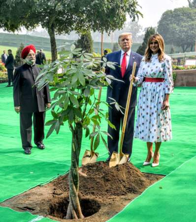 Melania Trump toujours très chic pour planter un arbre en Inde comme à la Maison Blanche.