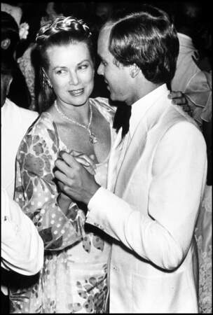 La princesse Grace de Monaco reste aussi connue sous son nom de star hollywoodienne, Grace Kelly. L'actrice fétiche d'Alfred Hitchcock sortait avec l'acteur français Jean-Pierre Aumont lorsqu'elle a été présentée au prince Rainier III de Monaco, mais l'attraction fut réciproque et le couple s'est marié en 1956. 