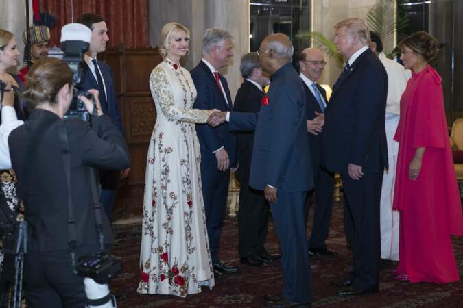 Melania Trump en robe cape rose quand sa belle-fille Ivanka Trump est en robe fleurie.